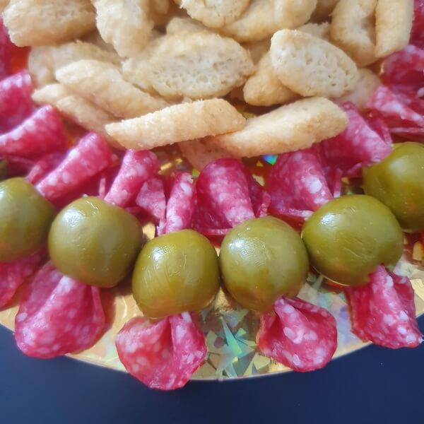 Detalle de corbatitas coctail con salame y tostadas sabores