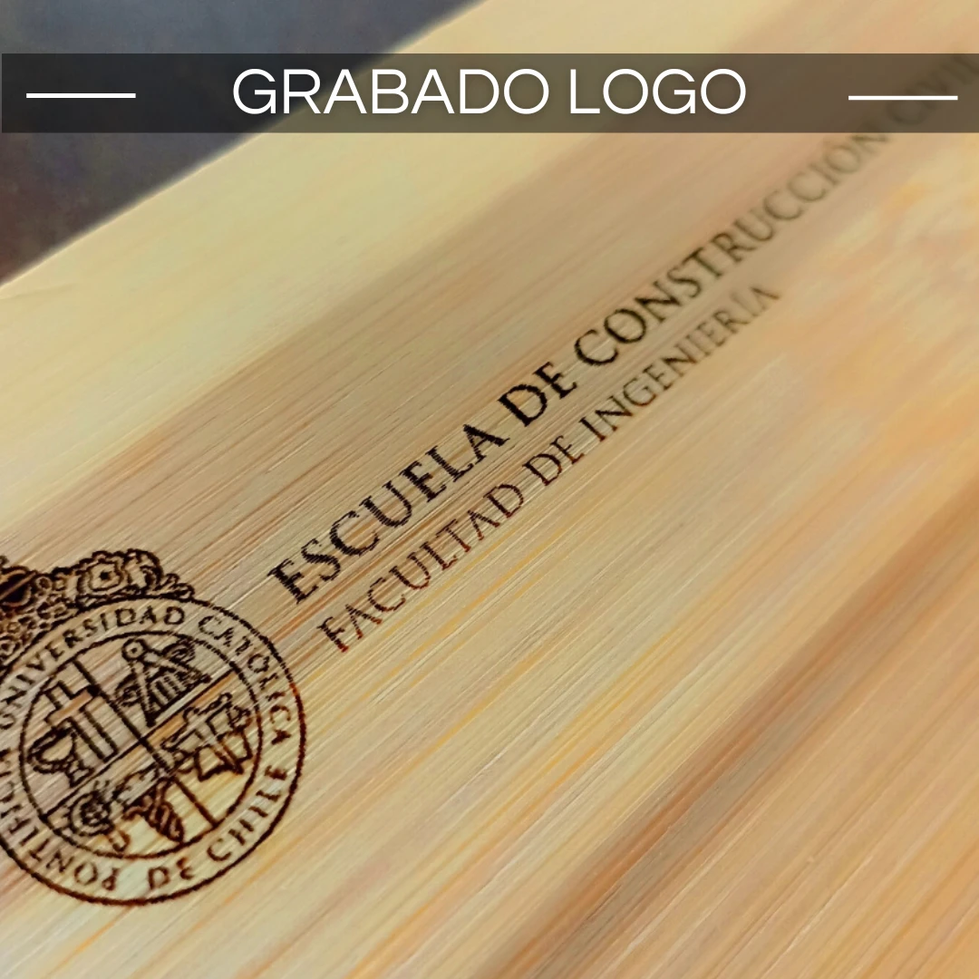 Grabado láser del logo de una empresa en tabla de madera